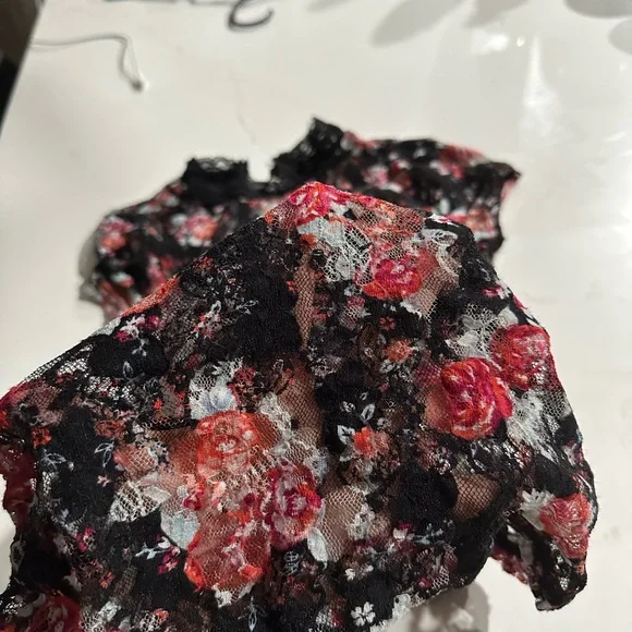 EUC Almost Famous lace top size S - Picture 3 of 6